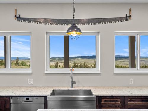 4860 Jackson Road, Kamloops, BC - Indoor Photo Showing Kitchen