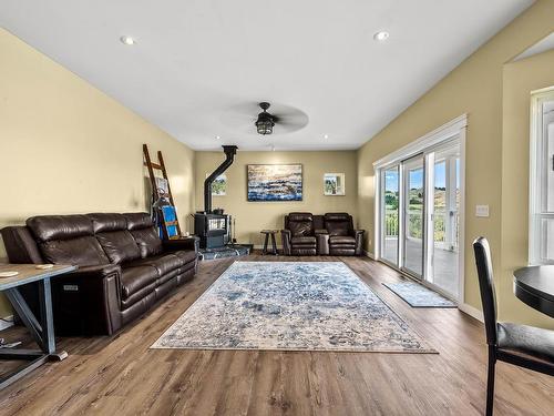 4860 Jackson Road, Kamloops, BC - Indoor Photo Showing Living Room