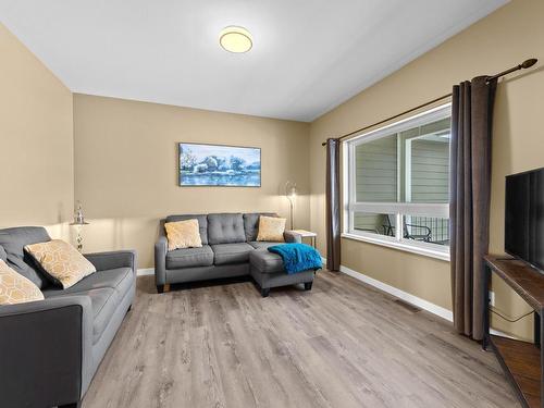 4860 Jackson Road, Kamloops, BC - Indoor Photo Showing Living Room