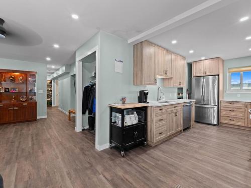 4860 Jackson Road, Kamloops, BC - Indoor Photo Showing Kitchen