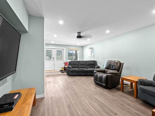 4860 Jackson Road, Kamloops, BC - Indoor Photo Showing Living Room