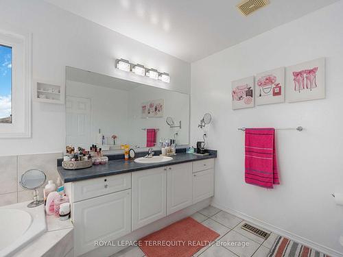 1330 Aldergrove Dr, Oshawa, ON - Indoor Photo Showing Bathroom