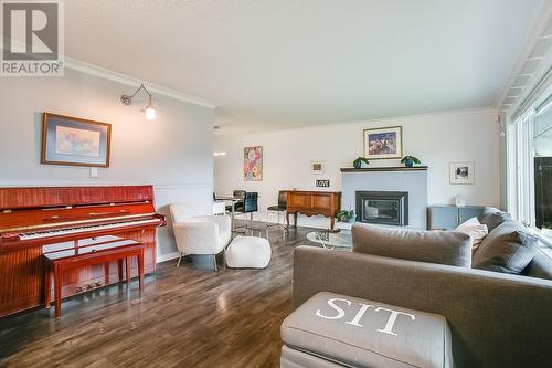 1100 Crown Street, Kelowna, BC - Indoor Photo Showing Living Room With Fireplace