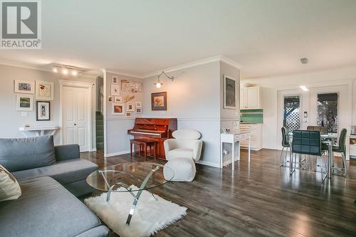 1100 Crown Street, Kelowna, BC - Indoor Photo Showing Living Room