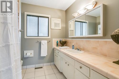 1100 Crown Street, Kelowna, BC - Indoor Photo Showing Bathroom