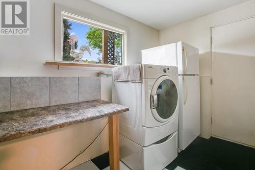 1100 Crown Street, Kelowna, BC - Indoor Photo Showing Laundry Room