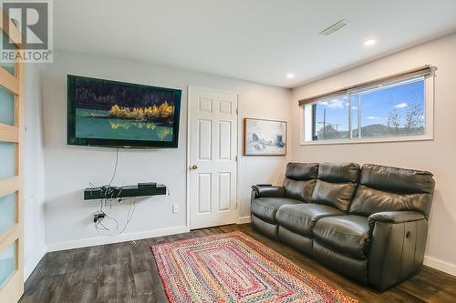 1100 Crown Street, Kelowna, BC - Indoor Photo Showing Living Room