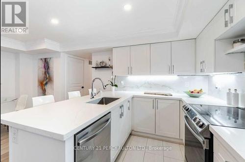 109 - 2 Dunsheath Way, Markham, ON - Indoor Photo Showing Kitchen With Upgraded Kitchen