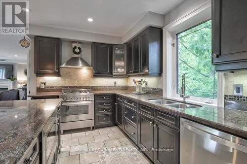 306 - 390 Upper Middle Road E, Oakville, ON - Indoor Photo Showing Kitchen With Double Sink With Upgraded Kitchen