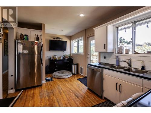 724 Kinnear Avenue, Kelowna, BC - Indoor Photo Showing Kitchen With Double Sink