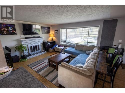 724 Kinnear Avenue, Kelowna, BC - Indoor Photo Showing Living Room With Fireplace