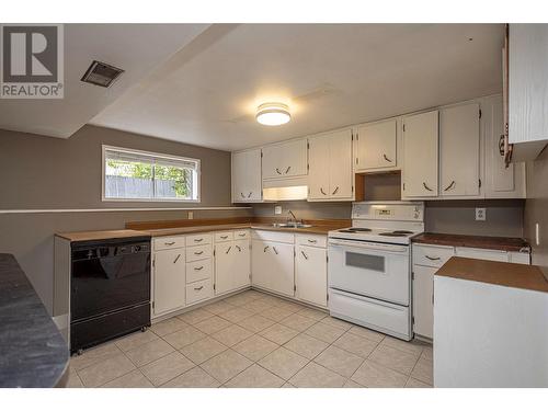 724 Kinnear Avenue, Kelowna, BC - Indoor Photo Showing Kitchen With Double Sink