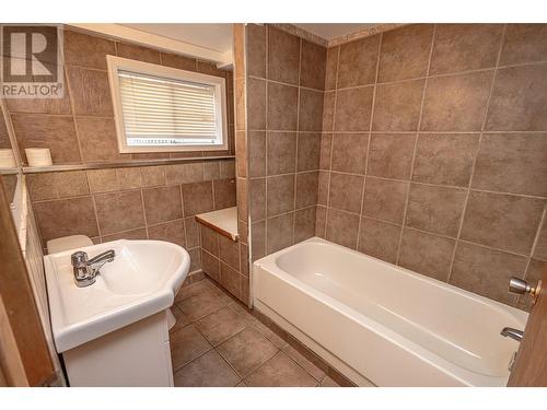 724 Kinnear Avenue, Kelowna, BC - Indoor Photo Showing Bathroom
