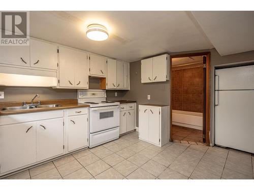 724 Kinnear Avenue, Kelowna, BC - Indoor Photo Showing Kitchen With Double Sink