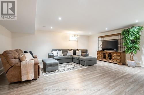 212 Valleyview Drive, Hamilton, ON - Indoor Photo Showing Living Room