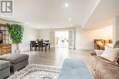 212 Valleyview Drive, Hamilton, ON - Indoor Photo Showing Living Room