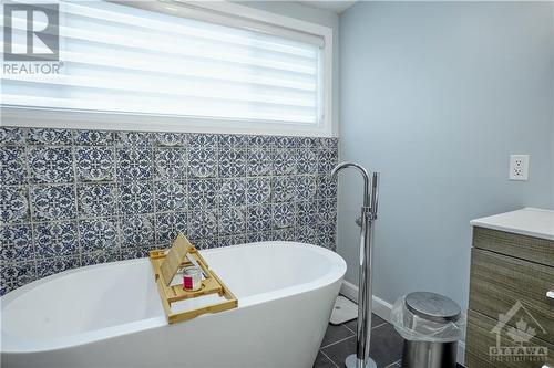 18 Tarquin Crescent, Nepean, ON - Indoor Photo Showing Bathroom