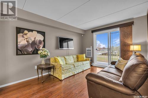 305 2 18Th Street, Battleford, SK - Indoor Photo Showing Living Room