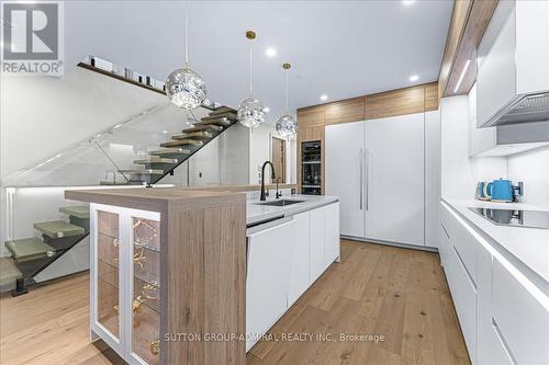 17 Arband Avenue, Vaughan, ON - Indoor Photo Showing Kitchen With Upgraded Kitchen