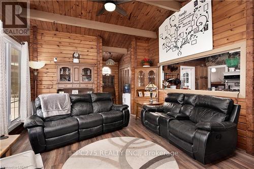 9934 Graham Road, West Elgin, ON - Indoor Photo Showing Living Room