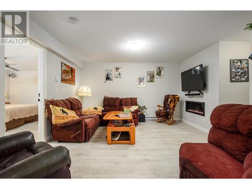 6223 Rimer Road, Vernon, BC - Indoor Photo Showing Living Room