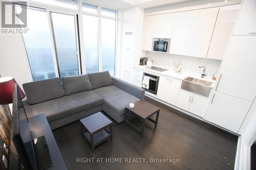 210 - 330 Richmond Street W, Toronto, ON - Indoor Photo Showing Living Room