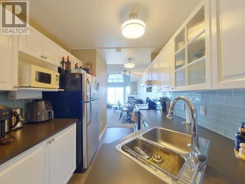 302-4510 Willingdon Ave, Powell River, BC - Indoor Photo Showing Kitchen With Double Sink