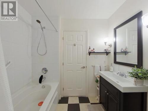 302-4510 Willingdon Ave, Powell River, BC - Indoor Photo Showing Bathroom