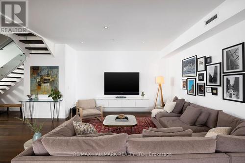 423 - 43 Hanna Avenue, Toronto, ON - Indoor Photo Showing Living Room
