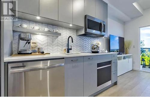 1274 Devonshire Avenue Unit# 415, Kelowna, BC - Indoor Photo Showing Kitchen With Upgraded Kitchen