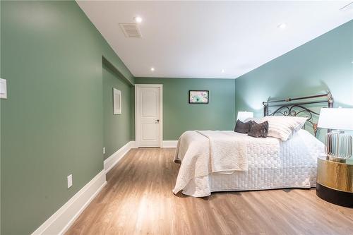 212 Valleyview Drive, Ancaster, ON - Indoor Photo Showing Bedroom
