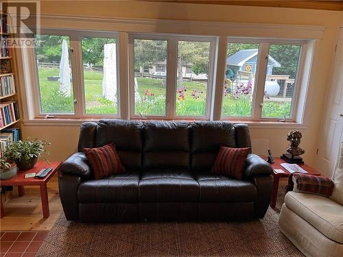 5252 Hwy 551, Providence Bay, ON - Indoor Photo Showing Living Room