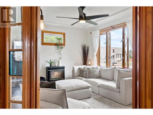 1330 Ethel Street, Kelowna, BC - Indoor Photo Showing Living Room With Fireplace