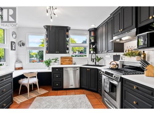 1330 Ethel Street, Kelowna, BC - Indoor Photo Showing Kitchen