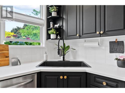 1330 Ethel Street, Kelowna, BC - Indoor Photo Showing Kitchen