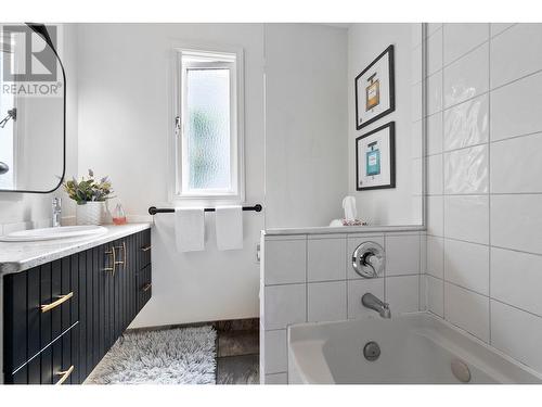 1330 Ethel Street, Kelowna, BC - Indoor Photo Showing Bathroom