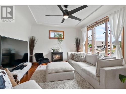 1330 Ethel Street, Kelowna, BC - Indoor Photo Showing Living Room With Fireplace