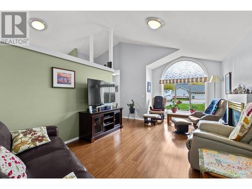 113 Leighton Ave, Chase, BC - Indoor Photo Showing Living Room