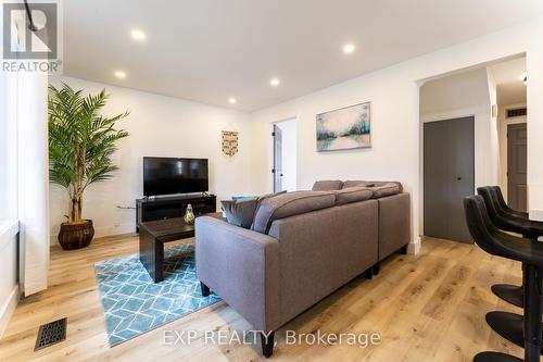 137 Whitley Street, Cambridge, ON - Indoor Photo Showing Living Room