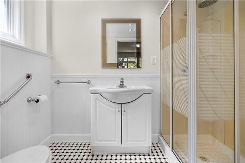 1007 Garth Street, Hamilton, ON - Indoor Photo Showing Bathroom