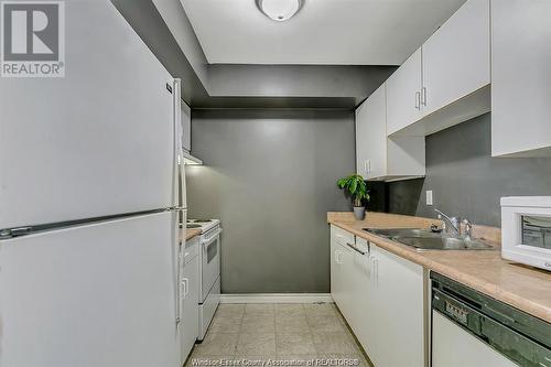 3000 Sandwich Street Unit# 414, Windsor, ON - Indoor Photo Showing Kitchen