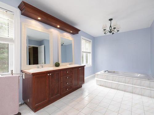 Ensuite bathroom - 2643 Place Curry, Saint-Lazare, QC - Indoor Photo Showing Bathroom