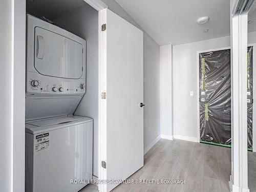 2711-2221 Yonge St, Toronto, ON - Indoor Photo Showing Laundry Room