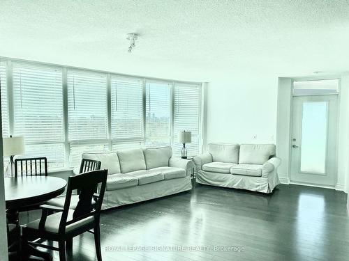 819-25 Greenview Ave, Toronto, ON - Indoor Photo Showing Living Room