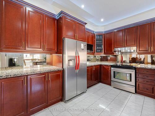 5499 Doctor Peddle Cres, Mississauga, ON - Indoor Photo Showing Kitchen