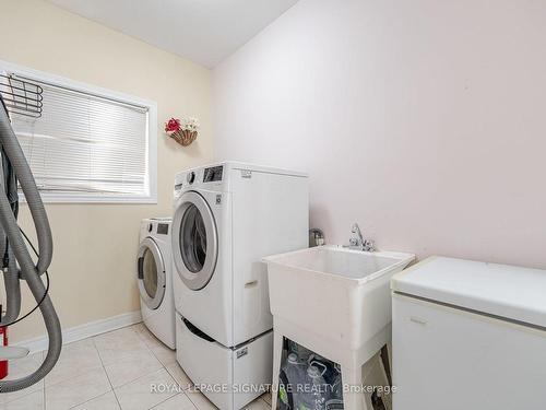 5499 Doctor Peddle Cres, Mississauga, ON - Indoor Photo Showing Laundry Room