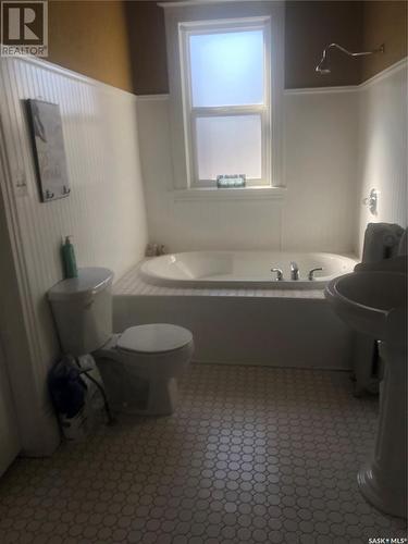 2915 Victoria Avenue, Regina, SK - Indoor Photo Showing Bathroom