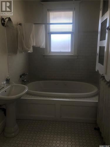2915 Victoria Avenue, Regina, SK - Indoor Photo Showing Bathroom