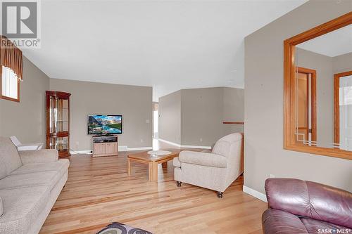 3152 Wimbledon Bay, Regina, SK - Indoor Photo Showing Living Room