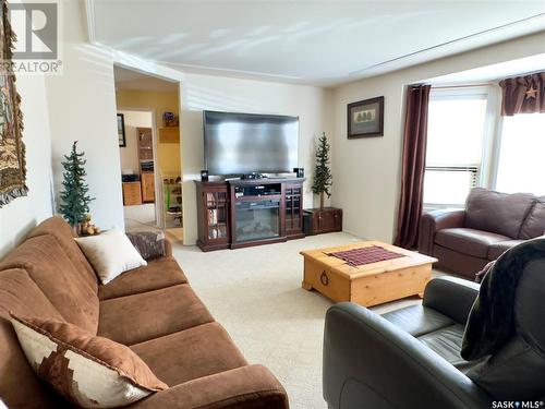 118 Cedar Avenue N, Eastend, SK - Indoor Photo Showing Living Room